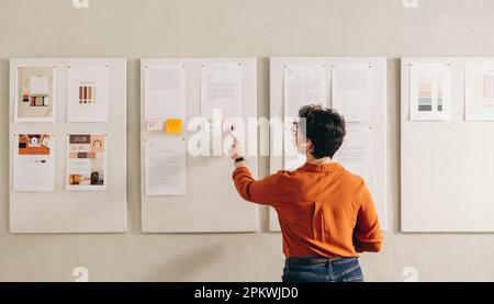 Femme d'affaires créative donnant une présentation pendant une conférence téléphonique. Une femme décoratrice d'intérieur partage ses idées avec son équipe lors d'une réunion virtuelle. Banque D'Images