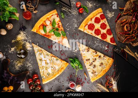 Assortiment de tranches de pizza avec différentes garnitures Banque D'Images
