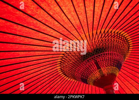 Détails sous un parapluie japonais rouge. Dans un restaurant japonais à Auckland. Banque D'Images