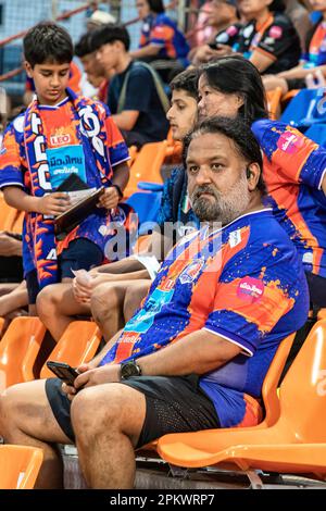 Les supporters et les spectateurs de Port F.C. au match de la ligue de football thaï au stade PAT, Khlong Toey, Bangkok, Thaïlande Banque D'Images