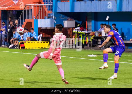 Action de football lors du match de ligue thaï au stade PAT, Klong Toey, Bangkok, Thaïlande entre Port FC et Sukhothai Banque D'Images