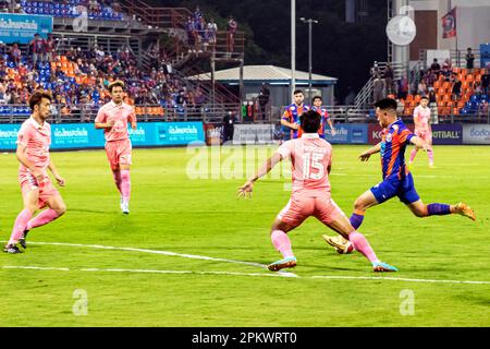 Action de football lors du match de ligue thaï au stade PAT, Klong Toey, Bangkok, Thaïlande entre Port FC et Sukhothai Banque D'Images