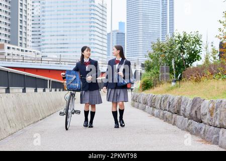 Les élèves japonais du secondaire portent un uniforme Banque D'Images