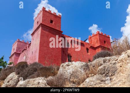 Extérieur de la tour Saint Agathas par beau temps. Tour rouge ou fort Saint Agatha. C'est une grande tour de guet à Mellieha, Malte. Il a été construit entre 1647 an Banque D'Images