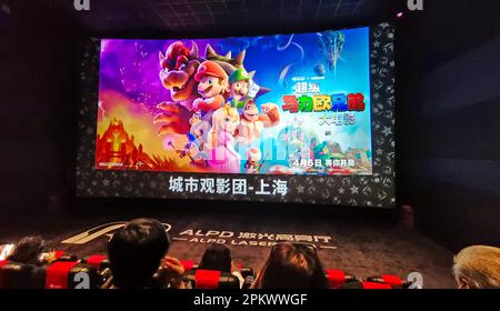 SHANGHAI, CHINE - 5 AVRIL 2023 - les fans regardent 'Super Mario Bros The Movie', une adaptation en anime du jeu classique IP de Nintendo Co LTD et Universa Banque D'Images