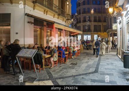 Vie nocturne dans la vieille ville de Malaga, Andalousie, Costa del sol, Espagne, Europe Banque D'Images