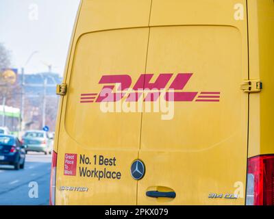 Bucarest, Roumanie - Mars 2023: DHL International transporteur van dans la circulation dans les rues de Bucarest. Banque D'Images