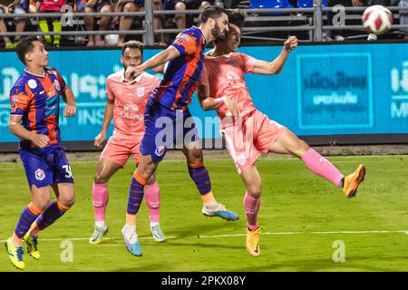 Action de football lors du match de ligue thaï au stade PAT, Klong Toey, Bangkok, Thaïlande entre Port FC et Sukhothai Banque D'Images