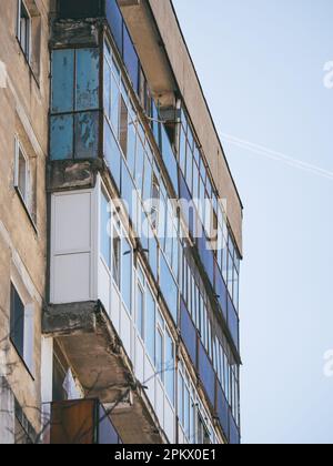 L'immeuble d'appartements de l'époque communiste était usé contre le ciel bleu de Bucarest en Roumanie. Laid ensemble de logements communistes traditionnels. Banque D'Images