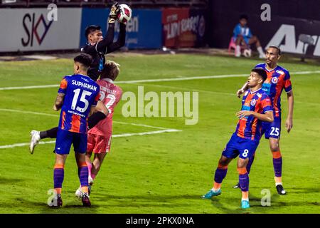 Action de football lors du match de ligue thaï au stade PAT, Klong Toey, Bangkok, Thaïlande entre Port FC et Sukhothai Banque D'Images