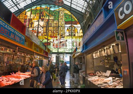 Poissons et fruits de mer frais à l'intérieur de 'Mercado Central de Atarazanas', vieille ville de Malaga, Andalousie, Costa del sol, Espagne, Europe Banque D'Images