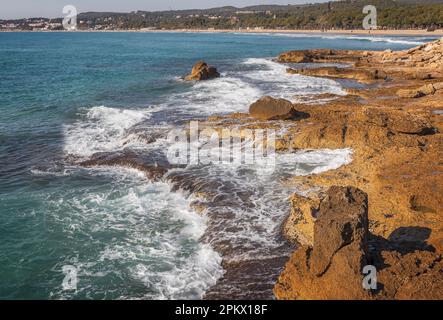 Rocky Seascape à Platja Llarga, Costa Daurada, Tarragone, Catalogne Banque D'Images