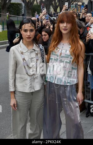 MILAN, ITALIE - 23 FÉVRIER 2023 : Clotilde Esposito et Ludovica Coscione avant Emporio Armani, Milan Fashion week Street style Banque D'Images