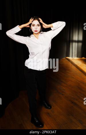 Jeune actrice dans un costume avec maquillage blanc dans le théâtre de répétition Banque D'Images