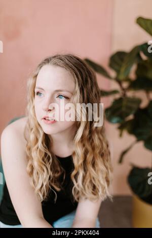 Portrait d'une jeune femme attrayante sur fond rose Banque D'Images