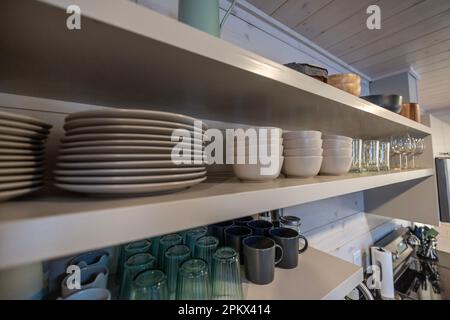 bols, assiettes et mugs sur des étagères ouvertes dans une cuisine Banque D'Images