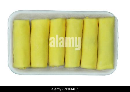 Préparation de crêpes maison avec garniture. Prêt à cuire. Crêpes congelées avec garniture. Vue de dessus. Banque D'Images