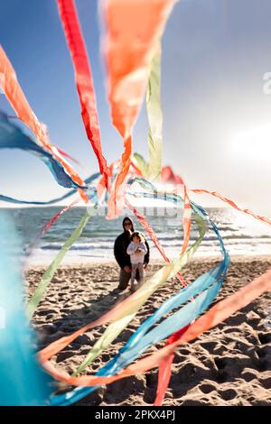 Papa et fille Flying Kite à Beach Banque D'Images