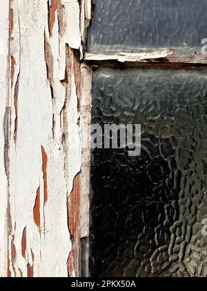 Vieux cadre de fenêtre abîmé avec du verre sale. Banque D'Images