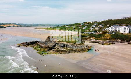 Vue de dessus d'une falaise côtière sur la côte atlantique de l'Irlande. Pointe de la Vierge Marie. Inchydoney est une petite île. Plage Pavillon bleu. Banque D'Images