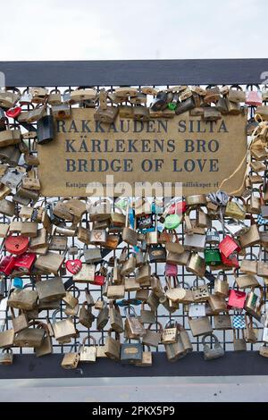 Finlande, Helsinki, le pont de l'amour et les cadenas laissés par les amoureux. Banque D'Images