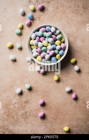 Vue de dessus du bol de mini oeufs en chocolat colorés pour pâques. Banque D'Images