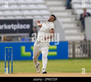 Le bowling Suranga Lakmal de Derbyshire dans un championnat du comté contre Worcestershire Banque D'Images