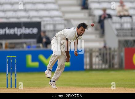 Le bowling Suranga Lakmal de Derbyshire dans un championnat du comté contre Worcestershire Banque D'Images