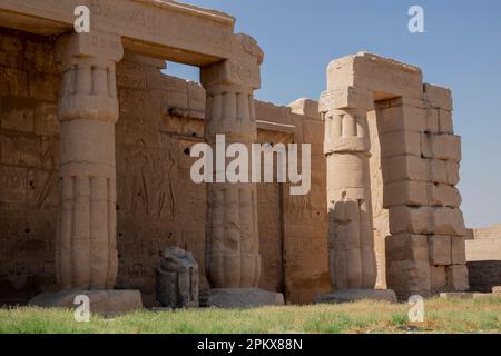 Portique au temple mortuaire de Seti I sur la rive ouest du Nil à Louxor, Égypte, Banque D'Images