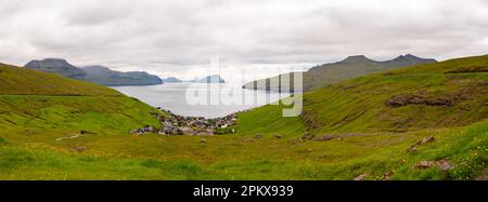 Stykki, Faroe Island - Jul 2021: Vue de dessus du charmant petit village niché dans une vallée surplombant l'océan Atlantique. Kvívík (Danois : Kvivivivig) Banque D'Images