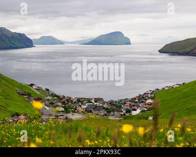 Stykki, Faroe Island - Jul 2021: Vue de dessus du charmant petit village niché dans une vallée surplombant l'océan Atlantique. Kvívík (Danois : Kvivivivig) Banque D'Images