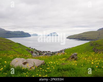 Stykki, Faroe Island - Jul 2021: Vue de dessus du charmant petit village niché dans une vallée surplombant l'océan Atlantique. Kvívík (Danois : Kvivivivig) Banque D'Images