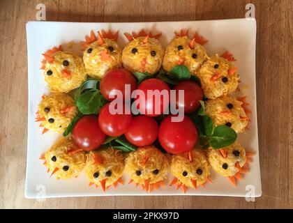 Salade de légumes frais de Pâques avec carottes, tomates, cornes de poivre, laitue d'agneau dans un dessin de poussin de pâques le 9 avril 2023 à Holtenbach, Allemagne. © Peter Schatz / Alamy Live News Banque D'Images