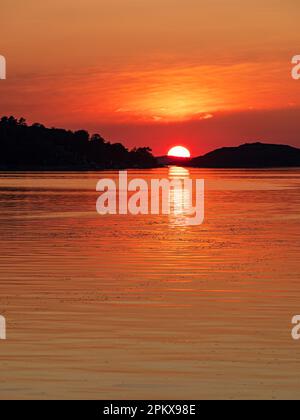 Coucher de soleil dans la ville Fjaellbacka en Suède. Banque D'Images