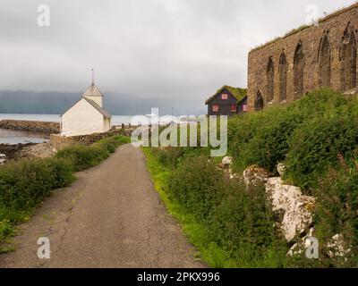 Kirkjubøur, Kirkjubour, Îles Féroé - juillet 2021 : vue de dessus de la cathédrale historique de Saint-Laurent Magnus et l'église de l'OLAF sur l'île de Streymoy. Royaume de Banque D'Images