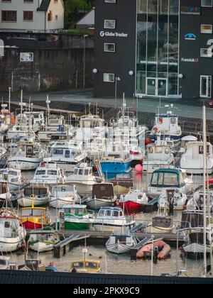 Thorshavn, îles Féroé - juillet 2021 : vue de dessus du port avec des voiliers dans le port de Vestaravág.Royaume du Danemark.Europe du Nord Banque D'Images