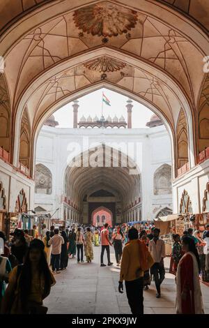 Les gens magasinent à l'intérieur du Chhatta Chowk Bazar dans le fort Rouge, Delhi, Inde Banque D'Images