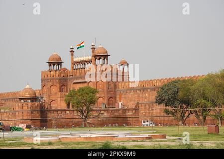 Vue à distance du fort Rouge et du mur extérieur, site classé au patrimoine mondial de l'UNESCO, Delhi, Inde Banque D'Images