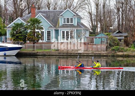 Un kayak de deux hommes sur la Tamise à Laleham, Staines Surrey, Angleterre, Royaume-Uni Banque D'Images