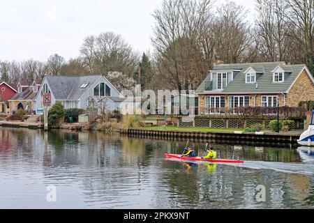 Un kayak de deux hommes sur la Tamise à Laleham, Staines Surrey, Angleterre, Royaume-Uni Banque D'Images