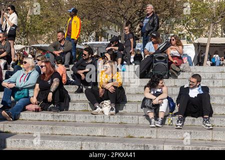 Barcelone, Espagne - 25 mars 2023: Les gens écoutent la musique des musiciens de rue assis sur les marches du Paseo Joan de Borbo Banque D'Images