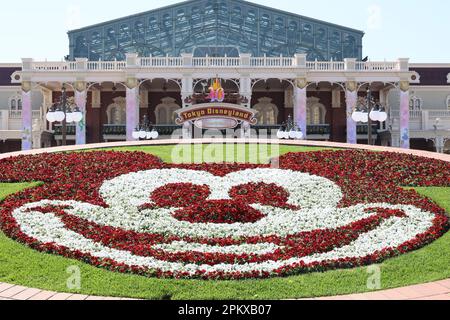 Urayasu, Japon. 10th avril 2023. Un grand lit fleuri pour illustrer le personnage Disney Mickey Mouse est exposé à l'entrée de Disneyland Tokyo pour célébrer le 40th anniversaire du complexe Tokyo Disney à Urayasu, Chiba, lundi, 10 avril 2023. Le nouveau défilé et quelques nouvelles attractions pour célébrer l'anniversaire de 40th du parc thématique Disney débuteront au départ de 15 avril. (Photo de Yoshio Tsunoda/AFLO) crédit: AFLO Co. Ltd./Alamy Live News Banque D'Images