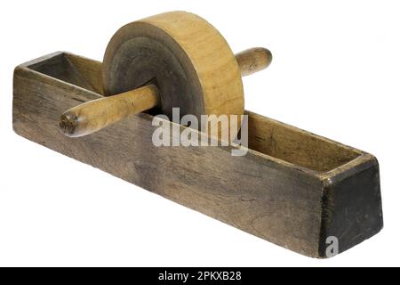 moulin à rouleaux en bois du début du 19th siècle isolé sur fond blanc Banque D'Images