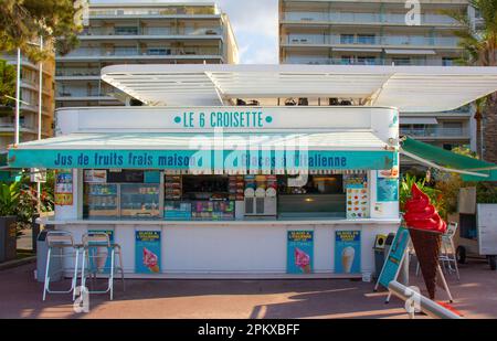 Un kiosque à la vente de jus de fruits et de glaces sur la promenade du front de mer de la Croisette, la rue en bord de mer, à Cannes, dans le sud de la France. Banque D'Images