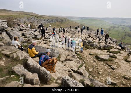 Un week-end de vacances très animé sur la rive de Pâques au sommet de la célèbre et pittoresque Malham Cove, dans le parc national de Yorkshire Dales, au Royaume-Uni Banque D'Images