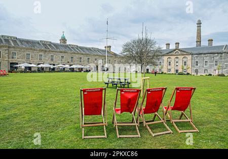 Les bâtiments Mills et Bakery et New Cooperage du Royal William Yard à Stonehouse Plymouth, vus de l'autre côté du vert. La cour a été nommée d'après King Banque D'Images