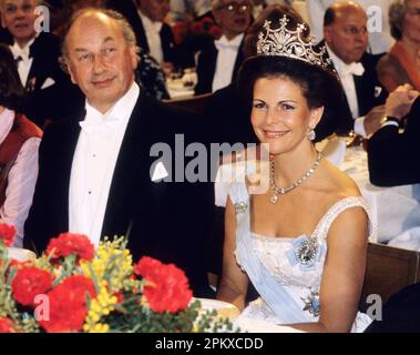 LA REINE DE SUÈDE SILVIA à la banquette Nobel avec le lauruete Nobel de physiologie ou médecine John R Vane Banque D'Images