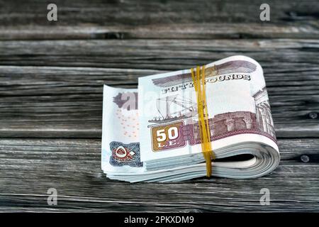 Plié 50 EGP LE cinquante livres d'argent égyptien billets d'argent roulé avec bande de caoutchouc, l'argent de l'Egypte livre de paquet comprend Abu Hurayba mosquée, temple d'EDF Banque D'Images