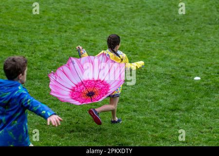 Preston Lancashire. Météo Royaume-Uni. 10 avril 2023. Traditionnel lundi de Pâques Egg-Rolling dans Avenuam Park, une tradition datant de 1867. Les enfants roulent leurs œufs de rythme dans les collines et voient qui pourrait obtenir le leur le plus loin sans qu'il se casse. Crédit MediaWorldmages/AlamyLiveNews Banque D'Images