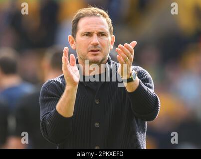 Wolverhampton, Royaume-Uni. 08th avril 2023. 08 avril 2023 - Wolverhampton Wanderers / Chelsea - Premier League - Molineux Stadium. Frank Lampard, directeur intérimaire de Chelsea, applaudit les fans de Chelsea après le match de la Premier League au Molineux Stadium, Wolverhampton. Crédit photo : Mark pain/Alamy Live News Banque D'Images